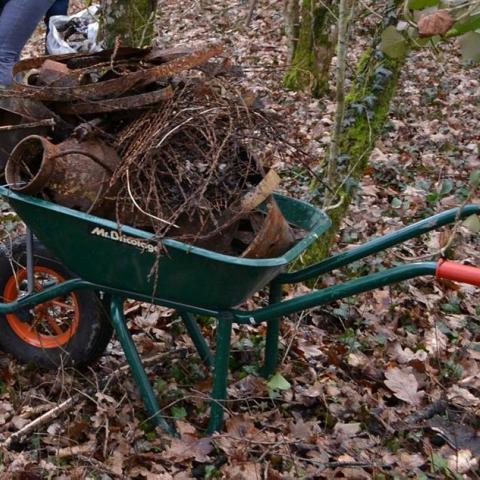 De nombreuses férailles et autres déchets sont encore présents aux abords des étangs